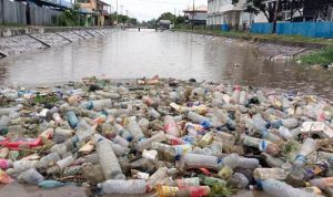 Sampah-sampah yang berserakan di pinggir drainase usai hujan lebat tadi siang – Surya Papua/Frans Kobun