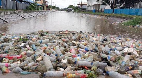 Sampah-sampah yang berserakan di pinggir drainase usai hujan lebat tadi siang – Surya Papua/Frans Kobun