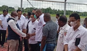 Bupati Merauke, Romanus Mbaraka saat tiba di Bandara Mopah dan disambut pejabat dari tiap organisasi perangkat daerah (OPD) – Surya Papua/Frans Kobun