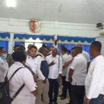 Bupati Merauke, Romanus Mbaraka ketika sedang berdiskusi dengan salah seorang pejabat – Surya Papua/Frans Kobun
