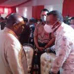 Bupati Merauke, Romanus Mbaraka sedang diskusi dengan Ketua Tim Pemekaran PPS, Thomas Epe Safanpo – Surya Papua/IST