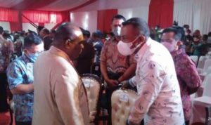 Bupati Merauke, Romanus Mbaraka sedang diskusi dengan Ketua Tim Pemekaran PPS, Thomas Epe Safanpo – Surya Papua/IST