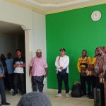 Bupati Asmat, Elysa Kambu bersama masyarakat Asmat yang tiba tadi pagi untuk penjemputan Penjabat Gubernur Papua Selatan, Apolo Safanpo besok pagi – Surya Papua/Yulianus Bwariat