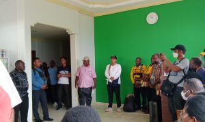 Bupati Asmat, Elysa Kambu bersama masyarakat Asmat yang tiba tadi pagi untuk penjemputan Penjabat Gubernur Papua Selatan, Apolo Safanpo besok pagi – Surya Papua/Yulianus Bwariat