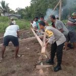Bhabinkamtibmas bersama masyarakat gotong royong bangun pos kamling – Surya Papua/IST