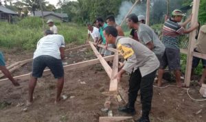 Bhabinkamtibmas bersama masyarakat gotong royong bangun pos kamling – Surya Papua/IST