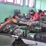 Prajurit TNI sedang mendonorkan darahnya – Surya Papua/IST