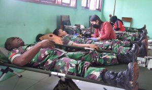 Prajurit TNI sedang mendonorkan darahnya – Surya Papua/IST