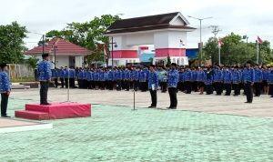 Bupati Merauke, Romanus Mbaraka sedang memimpin upacara HUT Korpri di halaman kantor bupati – Surya Papua/Yulianus Bwariat