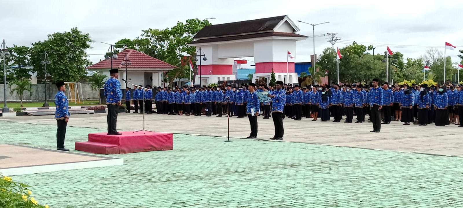 Bupati Merauke, Romanus Mbaraka sedang memimpin upacara HUT Korpri di halaman kantor bupati – Surya Papua/Yulianus Bwariat