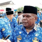 Sejumlah wartawan sedang mewawancarai Bupati Merauke, Romanus Mbaraka – Surya Papua/Yulianus Bwariat