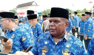 Sejumlah wartawan sedang mewawancarai Bupati Merauke, Romanus Mbaraka – Surya Papua/Yulianus Bwariat