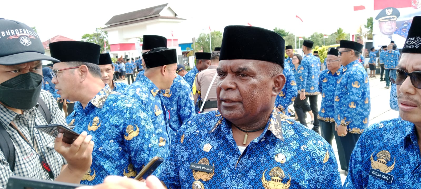 Sejumlah wartawan sedang mewawancarai Bupati Merauke, Romanus Mbaraka – Surya Papua/Yulianus Bwariat