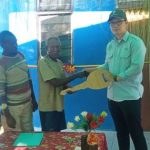 Penyerahan kunci oleh pihak perusahan kepada Ketua Marga Mikan, Ignasius Mikan – Surya Papua/IST