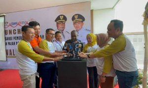 Bupati Merauke, Romanus Mbaraka bersama sejumlah pejabat lain sedang menekan tombol saat louncing transaksi pembayaran pajak secara digital dilakukan – Surya Papua/IST