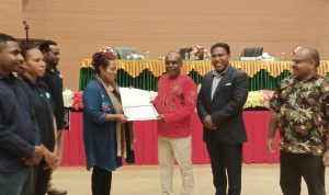 Bupati Merauke, Romanus Mbaraka sedang menyerahkan dokumen kepada perwakilan calon mahasiswa – Surya Papua/Frans Kobun