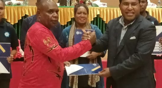 Bupati Merauke, Romanus Mbaraka sedang berpegangan tangan dengan Direktur PLI, Samuel Tabuni – Surya Papua/Frans Kobun
