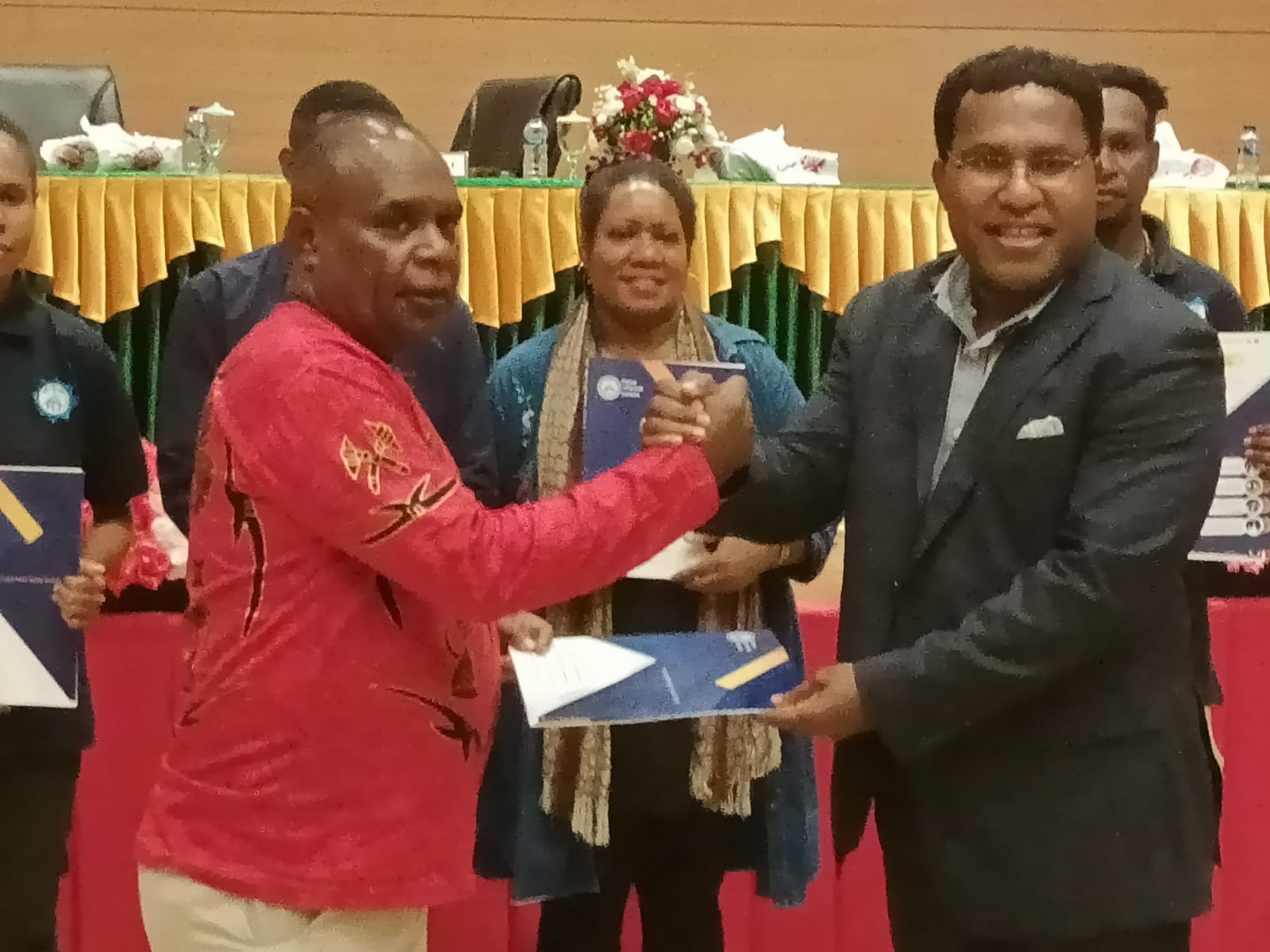 Bupati Merauke, Romanus Mbaraka sedang berpegangan tangan dengan Direktur PLI, Samuel Tabuni – Surya Papua/Frans Kobun
