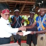 Wakil Bupati Merauke, H. Riduwan sedang serahkan bantuan kepada panitia pesta adat – Surya Papua/Yulianus Bwariat