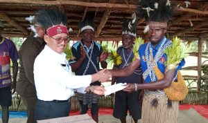 Wakil Bupati Merauke, H. Riduwan sedang serahkan bantuan kepada panitia pesta adat – Surya Papua/Yulianus Bwariat