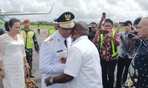 Bupati Merauke, Romanus Mbaraka saat sedang berangkulan dengan Penjabat Gubernur Papua Selatan, Apolo Safanpo – Surya Papua/Frans Kobun