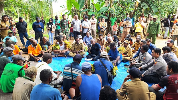 Ratusan masyarakat di Kampung Kaliki sedang mendengar arahan Bupati Merauke, Romanus Mbaraka – Surya Papua/Ichal Ukat