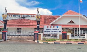 Bangunan GN yang masih direhab atau diperbaiki, sekaligus digunakan sebagai Kantor Penjabat Gubernur Papua Selatan, Apolo Safanpo – Surya Papua/Yulianus Bwariat