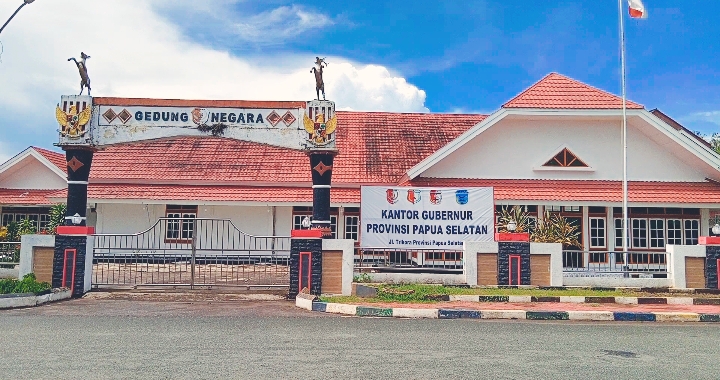 Bangunan GN yang masih direhab atau diperbaiki, sekaligus digunakan sebagai Kantor Penjabat Gubernur Papua Selatan, Apolo Safanpo – Surya Papua/Yulianus Bwariat
