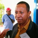 Penjabat Gubernur Papua Selatan, Apolo Safanpo sedang berikan keterangan pers kepada sejumlah wartawan – Surya Papua/Yulianus Bwariat
