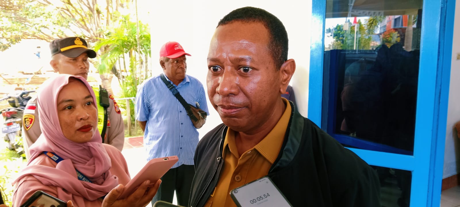 Penjabat Gubernur Papua Selatan, Apolo Safanpo sedang berikan keterangan pers kepada sejumlah wartawan – Surya Papua/Yulianus Bwariat