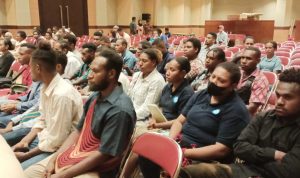 Puluhan mahasiswa Marind yang siap diberangkatkan kuliah ke luar negeri – Surya Papua/Frans Kobun