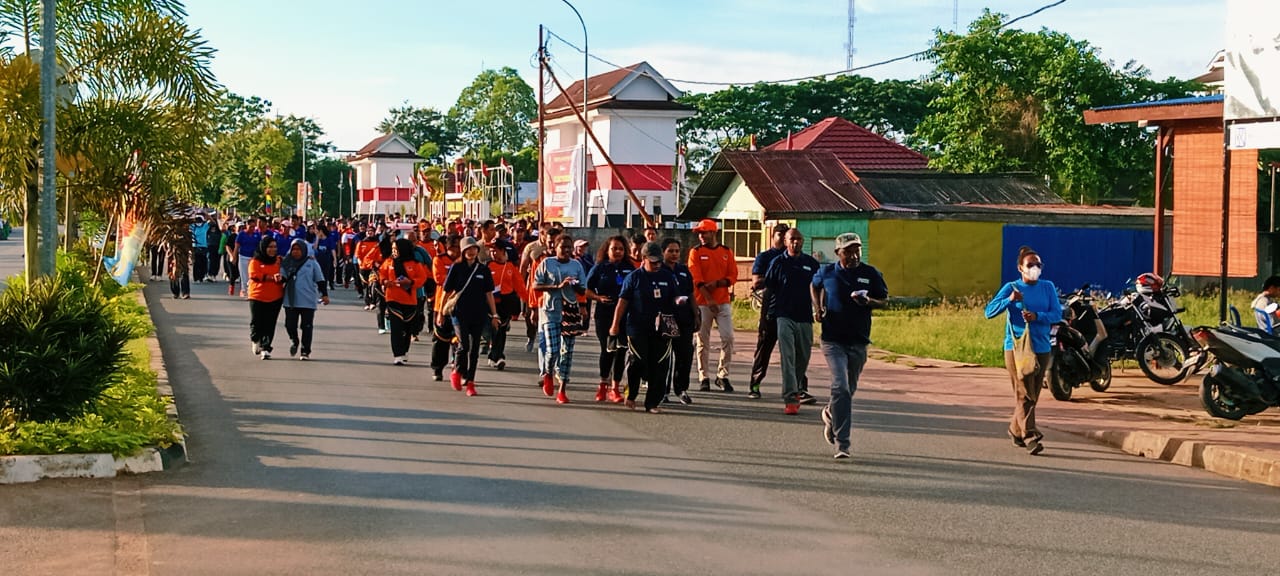 Kegiatan jalan santai dan bersepeda yang berlangsung tadi pagi memperingati HUT Korpri – Surya Papua/Yulianus Bwariat