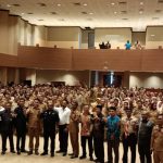 Bupati Merauke, Romanus Mbaraka sedang foto bersama para kepsek – Surya Papua/Frans Kobun