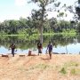 Masyarakat di Kampung Guizz bersama pihak perusahan sedang gotong royong melakukan pembersihan lingkungan – Surya Papua/IST