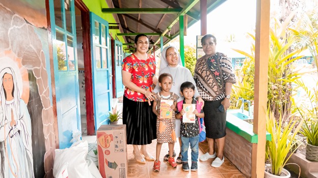 Ketua Tim Penggerak PKK Kabupaten Merauke, Imelda Carolina Mbaraka foto bersama Kepala Sekolah TK Santa Bernadethe usai menyerahkan bantuan – Surya Papua/Ichal Ukat