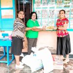 Penyerahan bantuan makanan tambahan oleh Ketua Tim Penggerak PKK Kabupaten Merauke, Imelda Carolina Mbaraka kepada salah satu TK- Surya Papua- Ichal Ukat