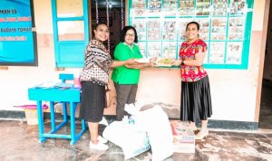 Penyerahan bantuan makanan tambahan oleh Ketua Tim Penggerak PKK Kabupaten Merauke, Imelda Carolina Mbaraka kepada salah satu TK- Surya Papua- Ichal Ukat