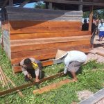 Pos kamling di Kampung Waninggap say, Distrik Tanah Miring sedang diperbaiki – Surya Papua/IST