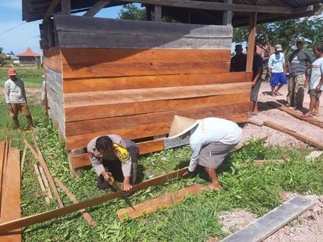 Pos kamling di Kampung Waninggap say, Distrik Tanah Miring sedang diperbaiki – Surya Papua/IST
