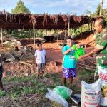 Wadanramil 1711-01-Waropko, Kapten (Inf) Yohanis Koromat sedang menyerahkan bantuan kepada perwakilan kelompok tani – Surya Papua/IST