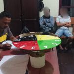Kedua pelaku judi rolex yang diamankan dan dibawa ke Polres Asmat – Surya Papua/Yulianus Bwariat