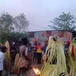 Masyarakat dari Pulau Kimaam yang mengenakan atribut adat – Surya Papua/Yulianus Bwariat