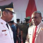 Bupati Merauke, Romanus Mbaraka sedang diskusi dengan Penjabat Gubernur Papua Selatan – Surya Papua/IST