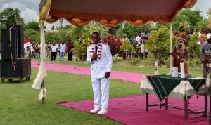 Penjabat Gubernur Papua Selatan, Apolo Safanpo sedang berikan sambutan – Surya Papua/Yulianus Bwariat