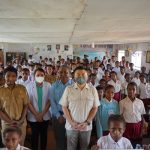 Foto bersama siswa siswi di SD YPK Mam dan SMP Negeri Mam – Surya Papua/IST