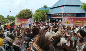 Suasana penjemputan Penjabat gubernur Papua Selatan, Apolo Safanto oleh ribuan masyarakat dari empat kabupaten – Surya Papua/Yulianus Bwariat