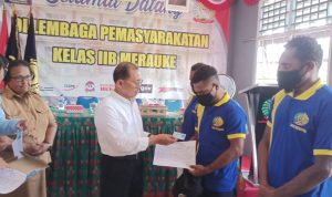 Wakil Bupati Merauke, H. Riduwan didampingi Kadis Disdukcapil sedang menyerahkan e-KTP dan kartu keluarga kepada warga binaan – Surya Papua/Frans Kobun