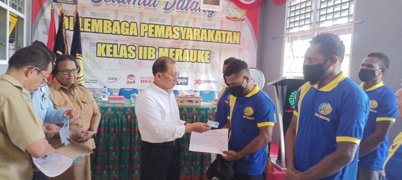 Wakil Bupati Merauke, H. Riduwan didampingi Kadis Disdukcapil sedang menyerahkan e-KTP dan kartu keluarga kepada warga binaan – Surya Papua/Frans Kobun