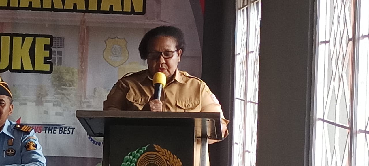 Kepala Disdukcapil Merauke, Yustina Regina Kanisopa sedang memberikan sambutan – Surya Papua/Frans Kobun