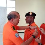 Penyematan tanda pengenal kepada peserta pelatihan – Surya Papua/Yulianus Bwariat
